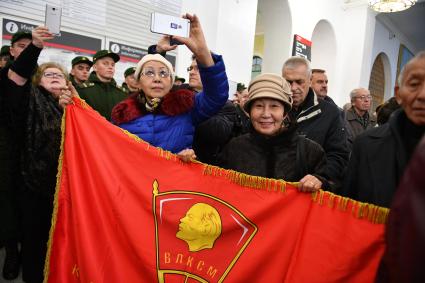 Москва. Ветераны строительства железнодорожной магистрали  во время церемонии открытия памятной доски, посвященной первопроходцам БАМа на Ярославском вокзале.