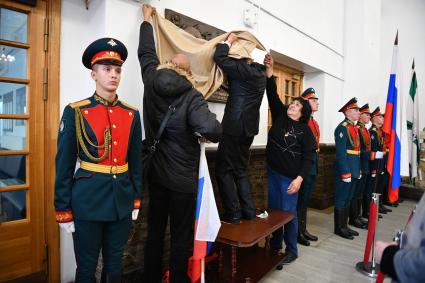 Москва. Ветераны строительства железнодорожной магистрали  во время церемонии открытия памятной доски, посвященной первопроходцам БАМа на Ярославском вокзале.