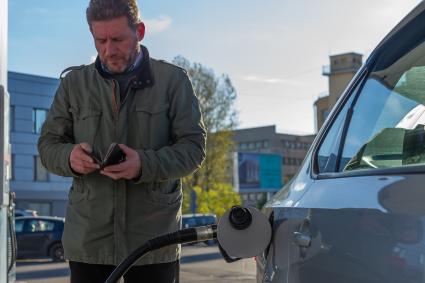 Санкт-Петербург. Водитель заправляет автомобиль на автозаправочной станции