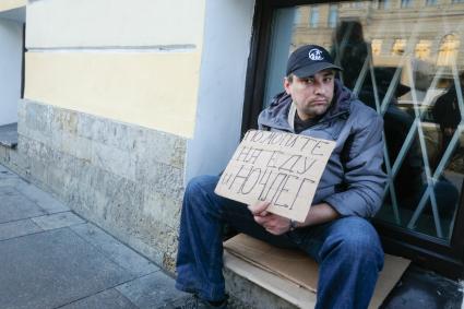 Санкт-Петербург. Мужчина на улице просит деньги на еду и ночлег.