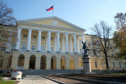 Санкт-Петербург.  Резиденция губернатора Петербурга бывшее здание Смольного института благородных девиц.