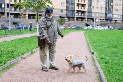 Санкт-Петербург.  Мужчина гуляет с собакой.