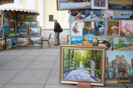 Санкт-Петербург. Продажа картин на улице.