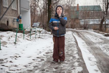 Пермь.  Мальчик гуляет во дворе.