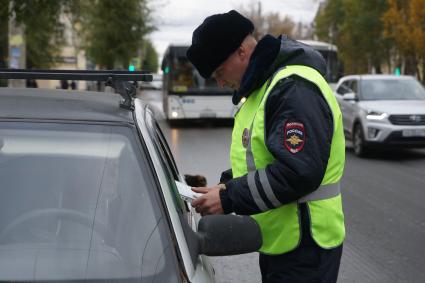 Самара.  Сотрудник ДПС проверяет документы у водителя.