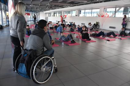 Москва. В День равных возможностей в метро прошла спортивная зарядка для детей-инвалидов.