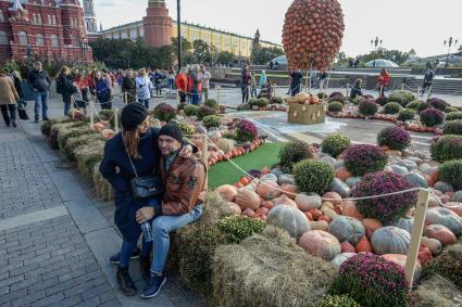 Москва.  Посетители фестиваля `Золотая осень` на  Манежной площади.