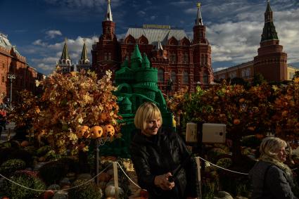 Москва.  Посетительница фестиваля `Золотая осень` на  Манежной площади.