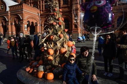 Москва. Посетители фестиваля `Золотая осень` на  Манежной площади.