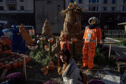 Москва. Посетительница фестиваля `Золотая осень` на  Манежной площади.