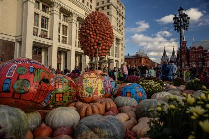 Москва.  Фестиваль `Золотая осень` на  Манежной площади.
