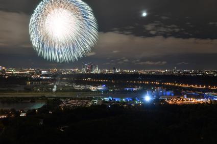 Москва.  Церемония закрытия международного фестиваля `Круг Света` на Гребном канале.