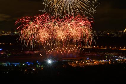 Москва.  Церемония закрытия международного фестиваля `Круг Света` на Гребном канале.