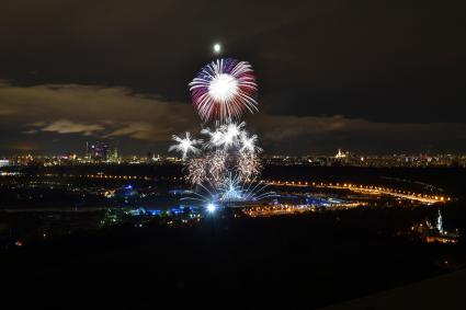 Москва.  Церемония закрытия международного фестиваля `Круг Света` на Гребном канале.