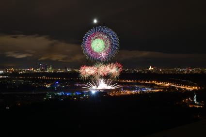 Москва.  Церемония закрытия международного фестиваля `Круг Света` на Гребном канале.