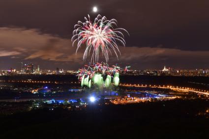 Москва.  Церемония закрытия международного фестиваля `Круг Света` на Гребном канале.