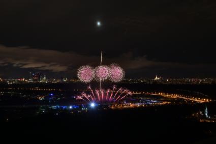 Москва.  Церемония закрытия международного фестиваля `Круг Света` на Гребном канале.