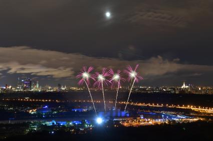 Москва.  Церемония закрытия международного фестиваля `Круг Света` на Гребном канале.