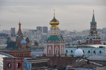 Москва.  Вид на  Спасскую башню Кремля, купола храма Василия Блаженного, и на собор Спаса Нерукотворного Образа.