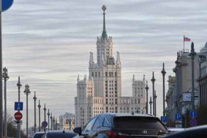 Москва.  Вид на высотное здание на Котельнической набережной.