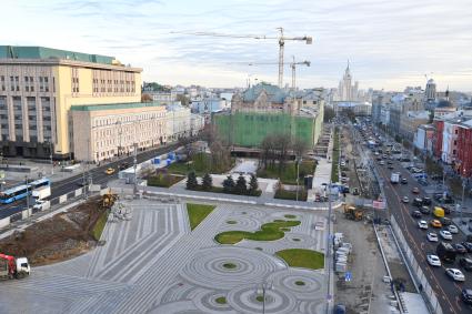 Москва.  Вид на высотное здание на Котельнической набережной, Лубянский проезд и Политехнический музей.