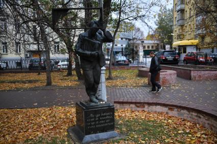 Москва. Памятник произведению Венедикта Ерофеева `Москва - Петушки`в сквере на площади Борьбы.