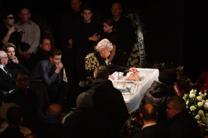 Москва. Вдова Николая Караченцева Людмила Поргина на церемонии прощания с актером Николаем Караченцовым.