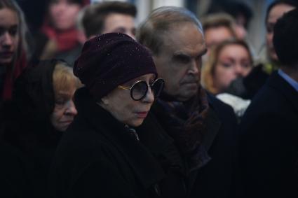 Москва. Актриса Инна Чурикова и режиссер Глеб Панфилов во время отпевания  актера  Николая Караченцова в храме Воскресения Славущего на Успенском Вражке.