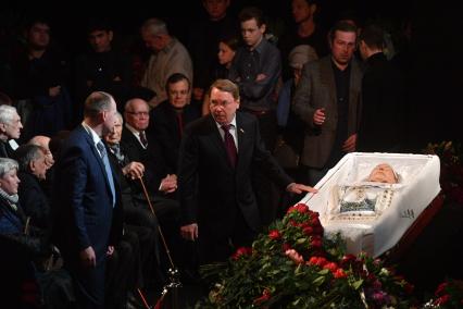 Москва. Сенатор от Москвы, председатель Совета президентов Ассоциации зимних олимпийских видов спорта Владимир Кожин  на церемонии прощания с актером Николаем Караченцовым.