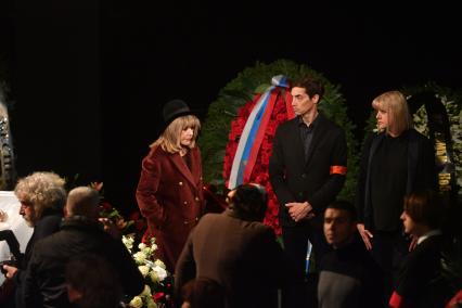 Москва. Певица Алла Пугачева на церемонии  прощания с актером Николаем Караченцовым.