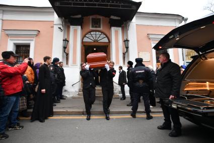 Москва. Вынос гроба с телом актера Николая Караченцова из храма Воскресения Славущего на Успенском Вражке.