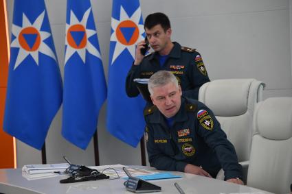 Москва. Первый заместитель начальника Национального центра управления в кризисных ситуациях МЧС РФ Игорь Кутровский на селекторном совещании МЧС России.