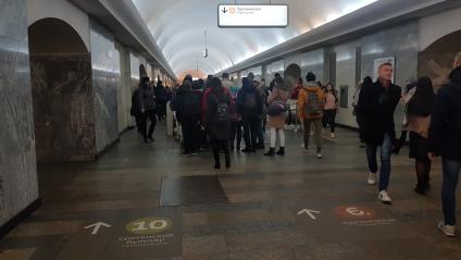 Москва.  Информационное табло с указанием станций в  Московском метрополитене.