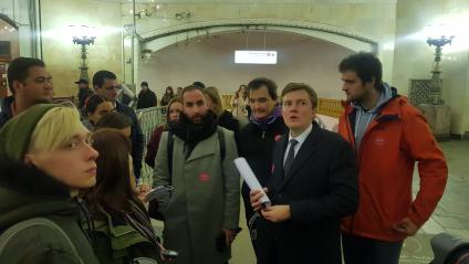 Москва. Первый заместитель начальника Московского метрополитена Роман Латыпов ( в центре) на встрече с активистами участниками фокус-группы Московского метрополитена.