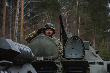 Екатеринбург. Свердловский полигон. Военнослужащий армии государств-членов ОДКБ (Организация Договора о коллективной безопасности) во время совместных учений миротворческих сил \'Нерушимое братство – 2018\'