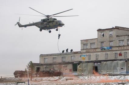 Екатеринбург. Свердловский полигон. Совместные учения миротворческих сил \'Нерушимое братство – 2018\' армий государств-членов ОДКБ (Организация Договора о коллективной безопасности). Бойцы СОБР Росгвардии