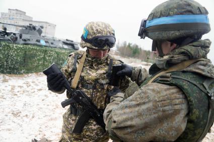 Екатеринбург. Свердловский полигон. Военнослужащие армии государств-членов ОДКБ (Организация Договора о коллективной безопасности) во время совместных учений миротворческих сил \'Нерушимое братство – 2018\'