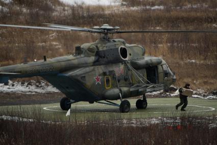 Екатеринбург. Свердловский полигон. Военнослужащие армии государств-членов ОДКБ (Организация Договора о коллективной безопасности) разгружают вертолет Ми -8АМТШ  во время совместных учений миротворческих сил \'Нерушимое братство – 2018\'