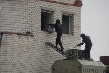 Екатеринбург. Свердловский полигон. Совместные учения миротворческих сил \'Нерушимое братство – 2018\' армий государств-членов ОДКБ (Организация Договора о коллективной безопасности). Бойцы СОБР Росгвардии