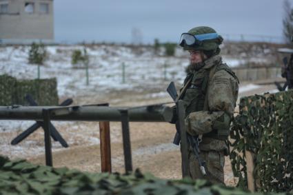 Екатеринбург. Свердловский полигон. Военнослужащий армии государств-членов ОДКБ (Организация Договора о коллективной безопасности) во время совместных учений миротворческих сил \'Нерушимое братство – 2018\'