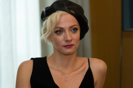 Санкт-Петербург. Актриса Полина Максимова во время интервью.
