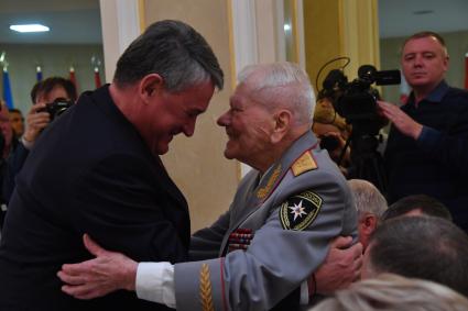 Москва. Вице-спикер Совета Федерации РФ Юрий Воробьев и генерал-лейтенант в отставке  ветеран вов Дмитрий Михайлик на  награждении  детей и подростков, проявивших мужество в экстримальных ситуациях и спасших человеческие жизни, в Совфеде РФ.