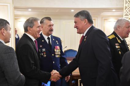 Москва. Вице-спикер Совета Федерации РФ Юрий Воробьев (справа) на награждении детей и подростков, проявивших мужество в экстримальных ситуациях и спасших человеческие жизни, в Совфеде РФ.