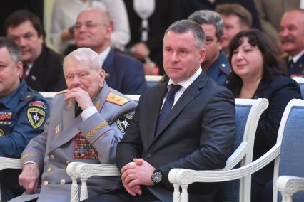 Москва. Генерал-лейтенант в отставке ветеран вов Дмитрий Михайлик и глава МЧС Евгений Зиничев на награждении детей и подростков, проявивших мужество в экстримальных ситуациях и спасших человеческие жизни, в Совфеде РФ.