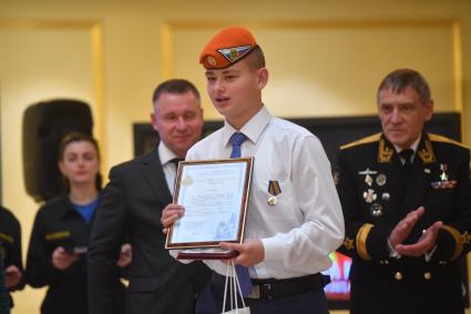 Москва. Никита Калеманов, спасший женщину при пожаре , во время награждения детей и подростков, проявивших мужество в экстримальных ситуациях и спасших человеческие жизни, в Совфеде РФ.