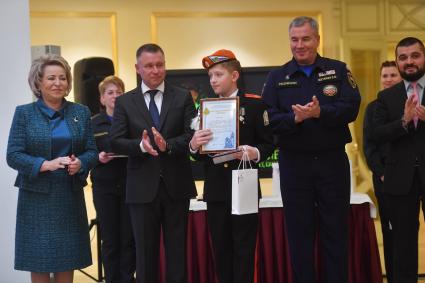 Москва. Спикер Совета Федерации РФ Валентина Матвиенко, глава МЧС РФ Евгений Зиничев и заместитель Председателя Высшего Совета Общероссийской организации `Российский союз спасателей` Сергей Щетинин (справа налево) на награждении детей и подростков, проявивших мужество в экстримальных ситуациях и спасших человеческие жизни, в Совфеде РФ.