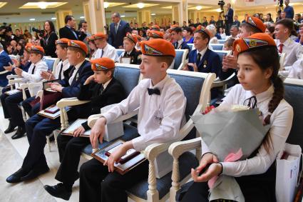 Москва. Камила Тайсина (справа) , спасшая тонущего одноклассника, на награждении детей и подростков, проявивших мужество в экстримальных ситуациях и спасших человеческие жизни, в Совфеде РФ.