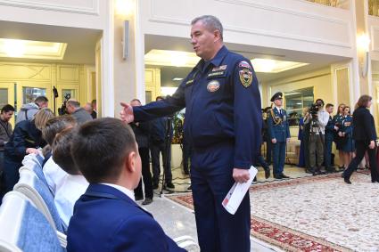 Москва. Заместитель Председателя Высшего Совета Общероссийской организации `Российский союз спасателей` Сергей Щетинин на  награждении  детей и подростков, проявивших мужество в экстримальных ситуациях и спасших человеческие жизни, в Совфеде РФ.