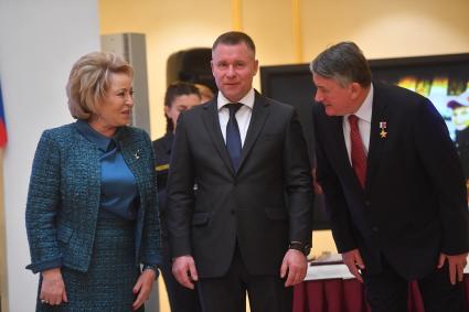 Москва. Спикер Совета Федерации РФ Валентина Матвиенко, глава МЧС РФ Евгений Зиничев и вице-спикер Совета Федерации РФ Юрий Воробьевна (справа налево) на награждении детей и подростков, проявивших мужество в экстримальных ситуациях и спасших человеческие жизни, в Совфеде РФ.