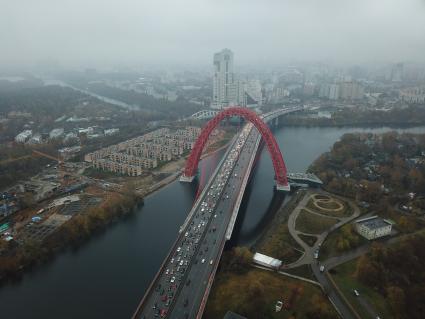 Москва.   Вид на Живописный мост через Москву-реку.